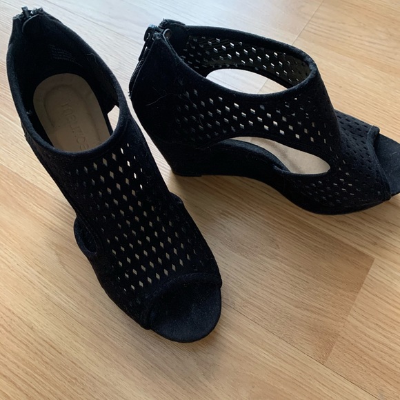 Maurice’s ZIP in back Wedges - Picture 1 of 1